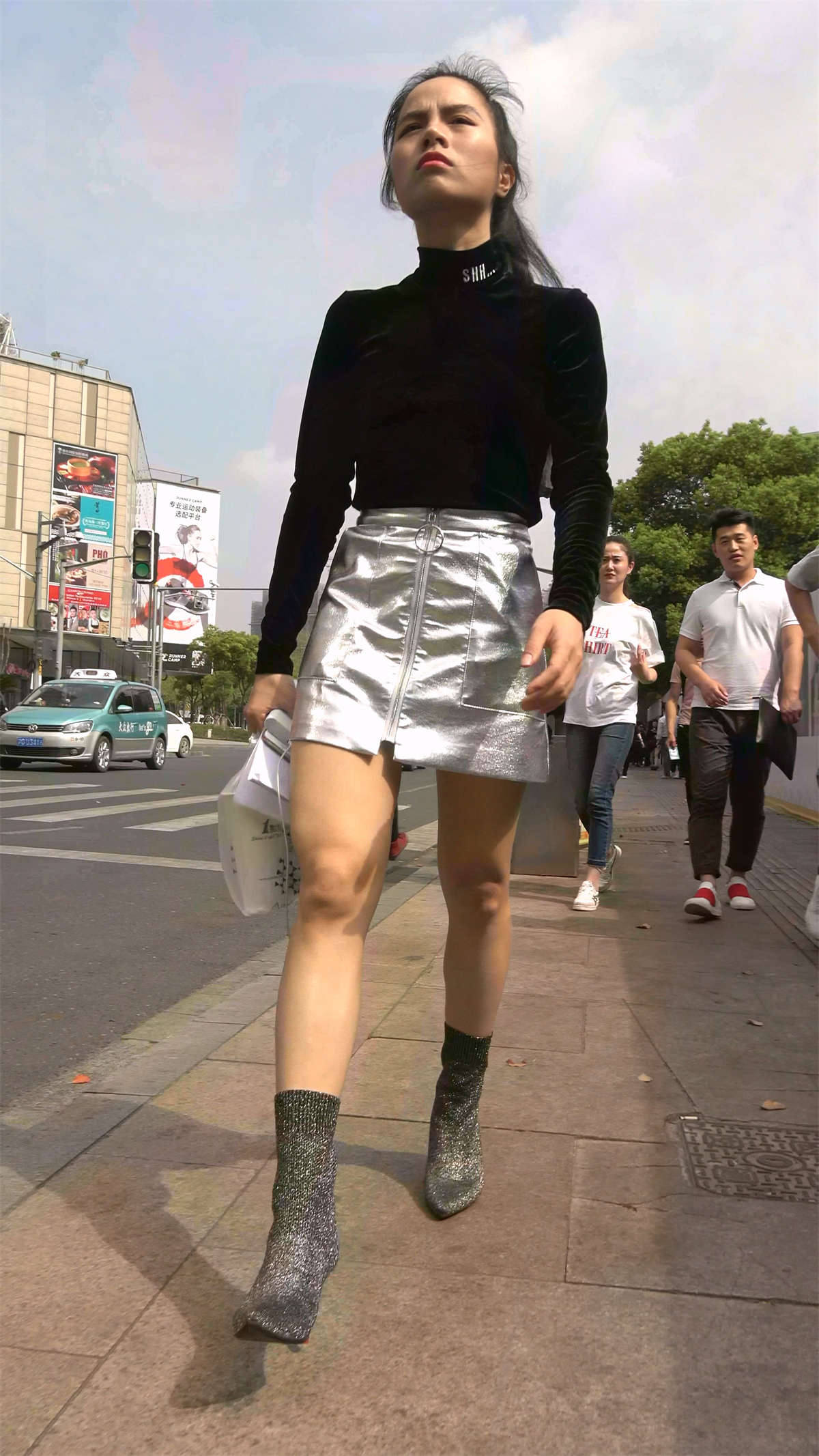 图片[2]-气质满满的银白裙马尾辫小姐姐-日更街拍