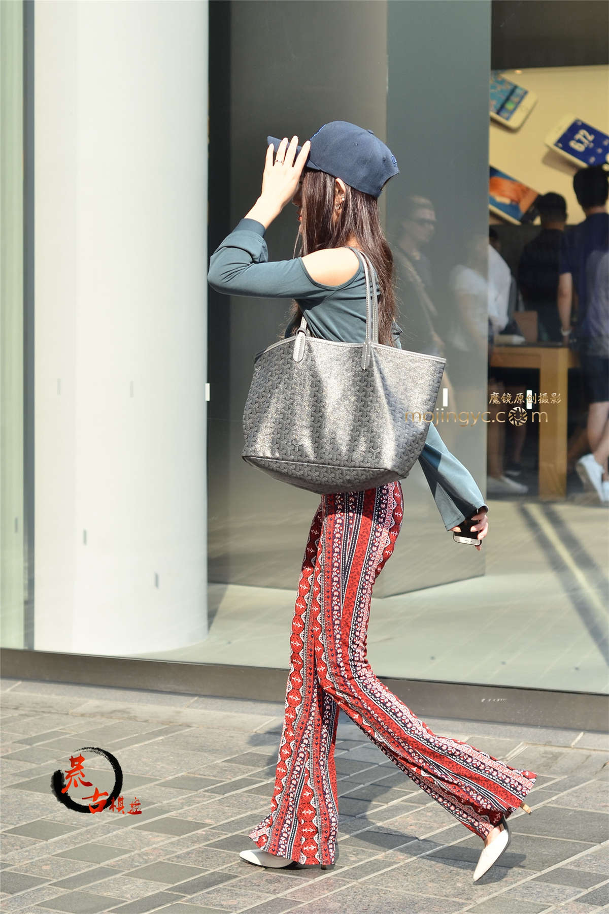 紧绷的裤子，紧绷的曲线-日更街拍