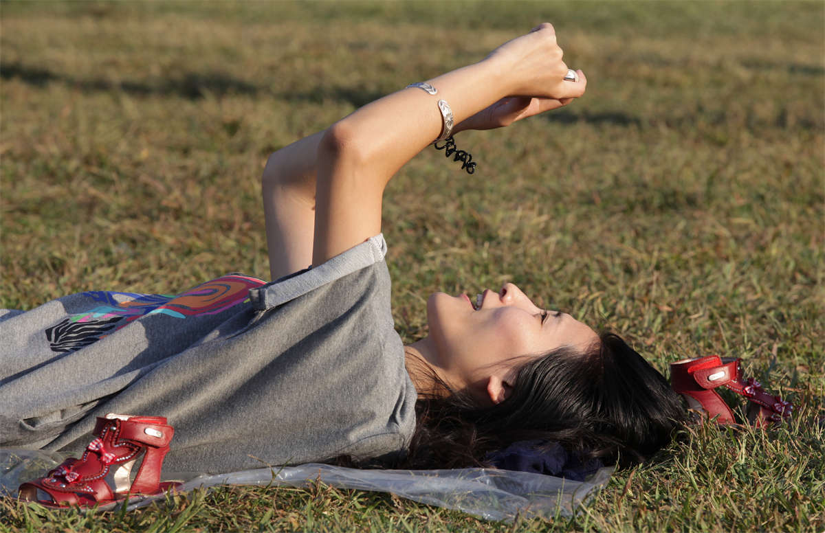 踏青公园街拍系列No.482 如此这般的美女足弓弧度，绝了吧-日更街拍