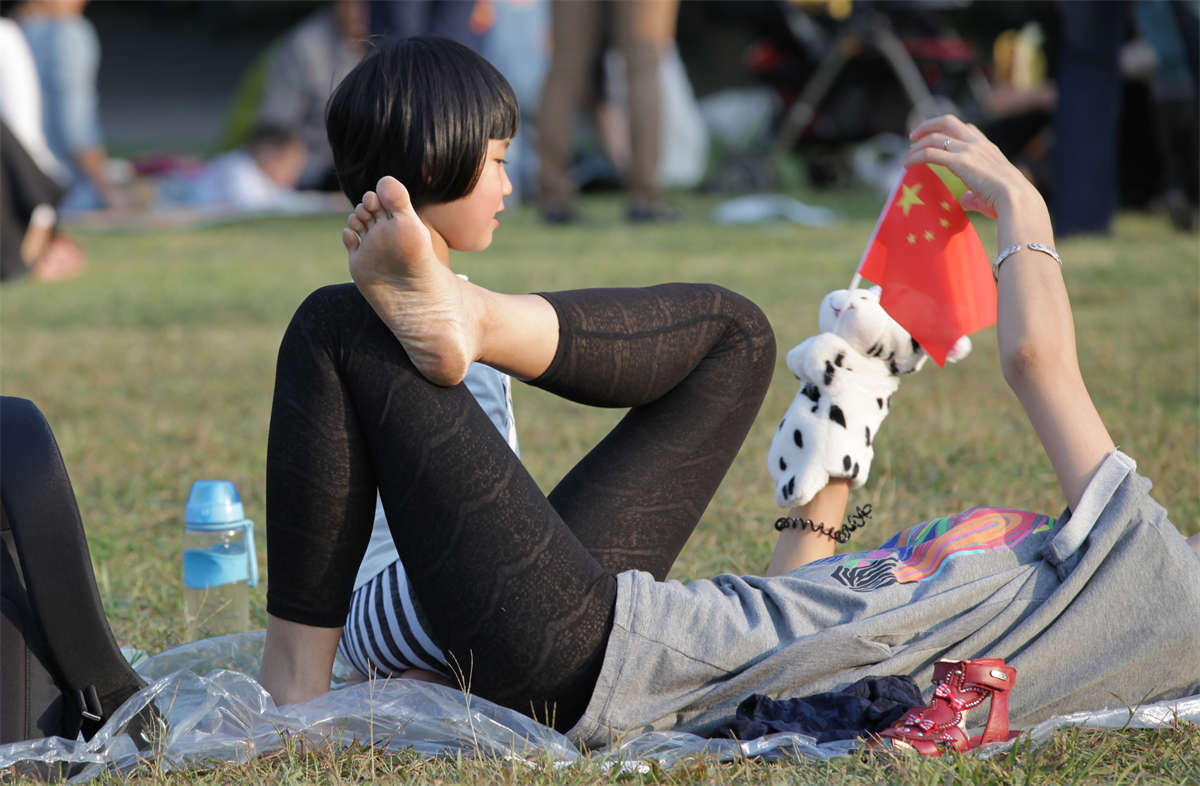 图片[2]-踏青公园街拍系列No.482 如此这般的美女足弓弧度，绝了吧-日更街拍