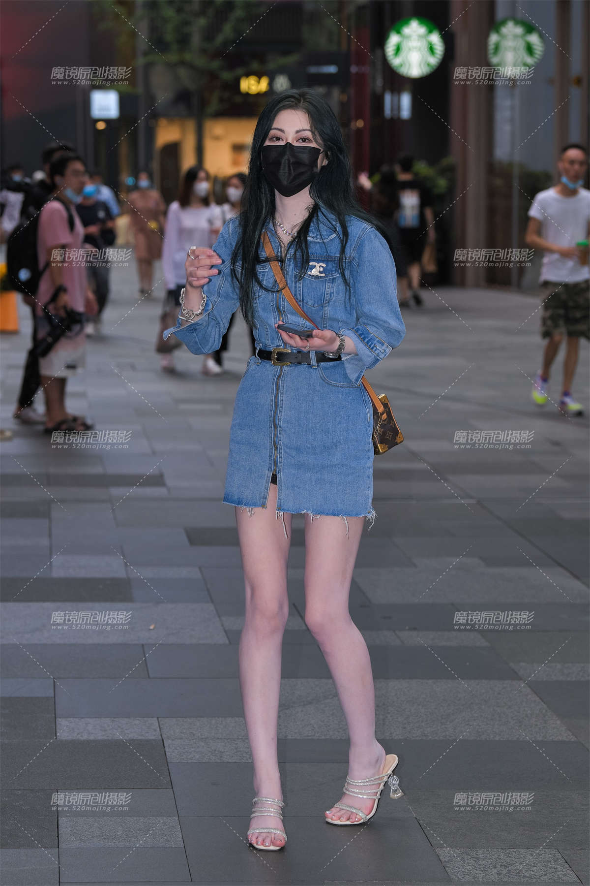 牛仔裙白腿美女-日更街拍