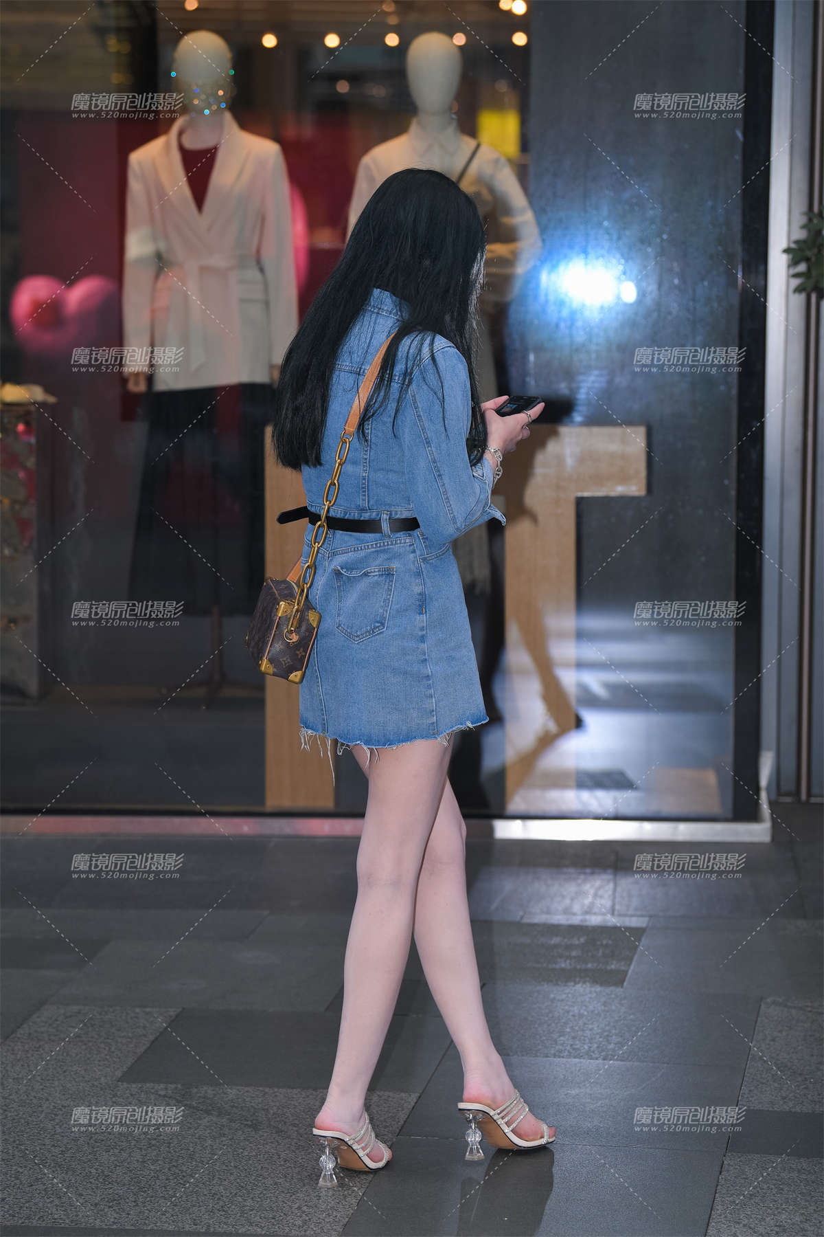 图片[2]-牛仔裙白腿美女-日更街拍