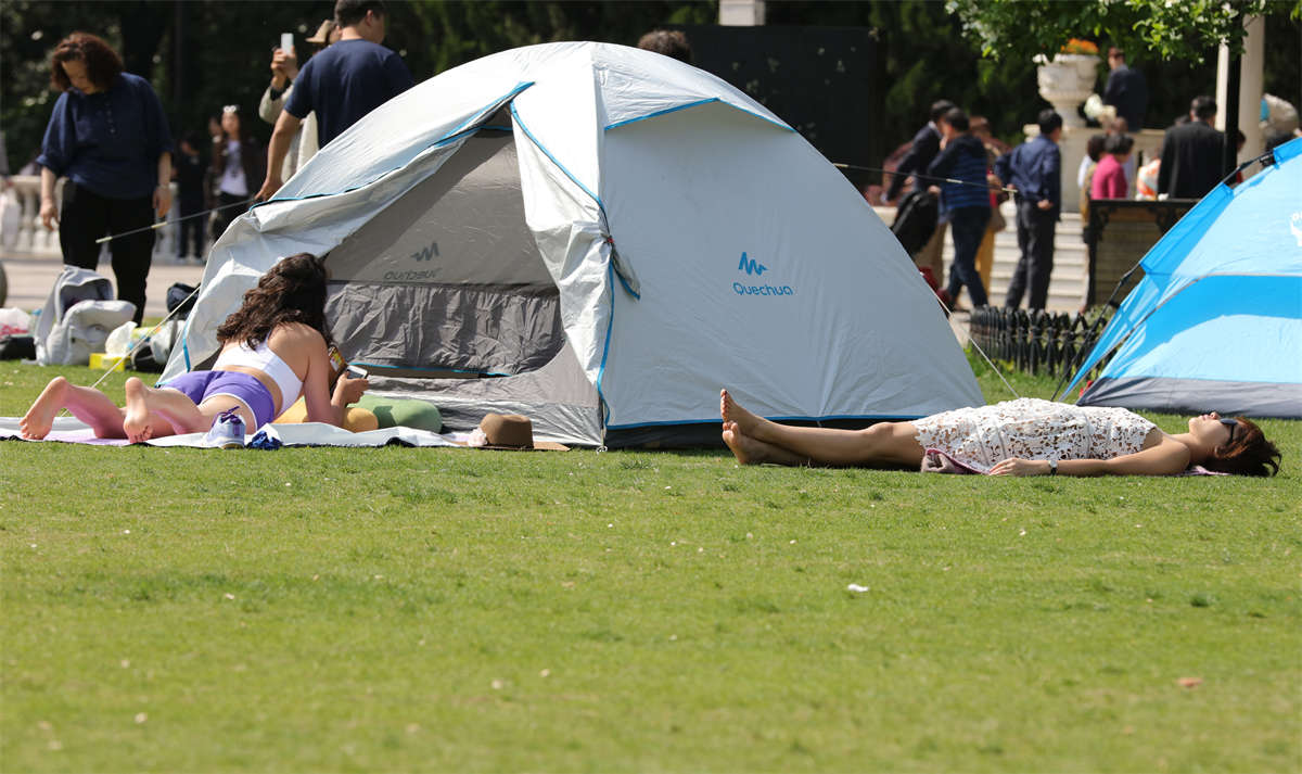 图片[2]-踏青公园街拍系列No.620 瑜珈姐身边的挺尸妹，奇特画风下欣赏不设防性感美足 第1套-日更街拍