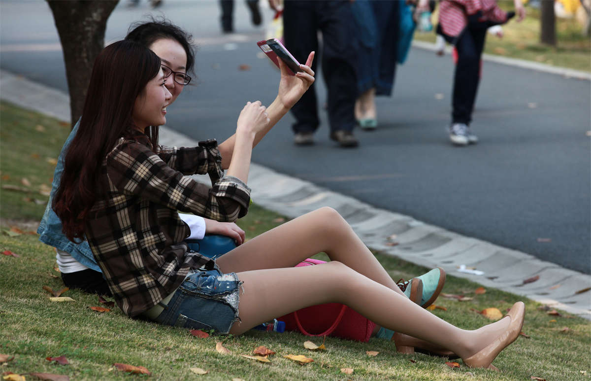 图片[2]-踏青公园街拍系列No.483 如何控制饮食才能长出这么细长的双腿？-日更街拍