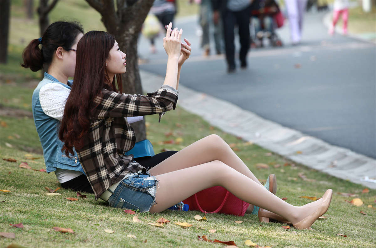 踏青公园街拍系列No.483 如何控制饮食才能长出这么细长的双腿？-日更街拍