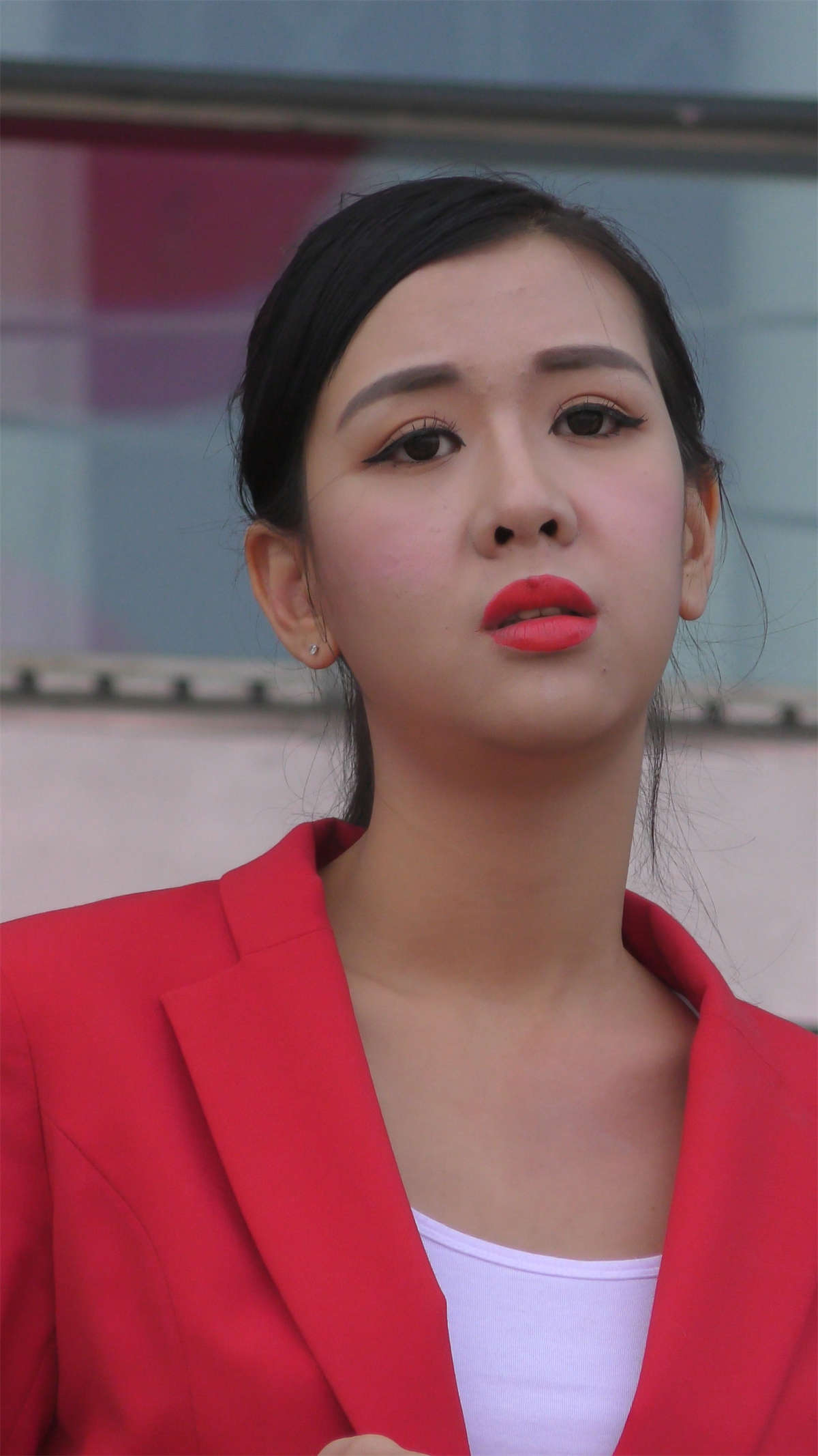 宽松牛仔裤条纹背心清纯美女-日更街拍