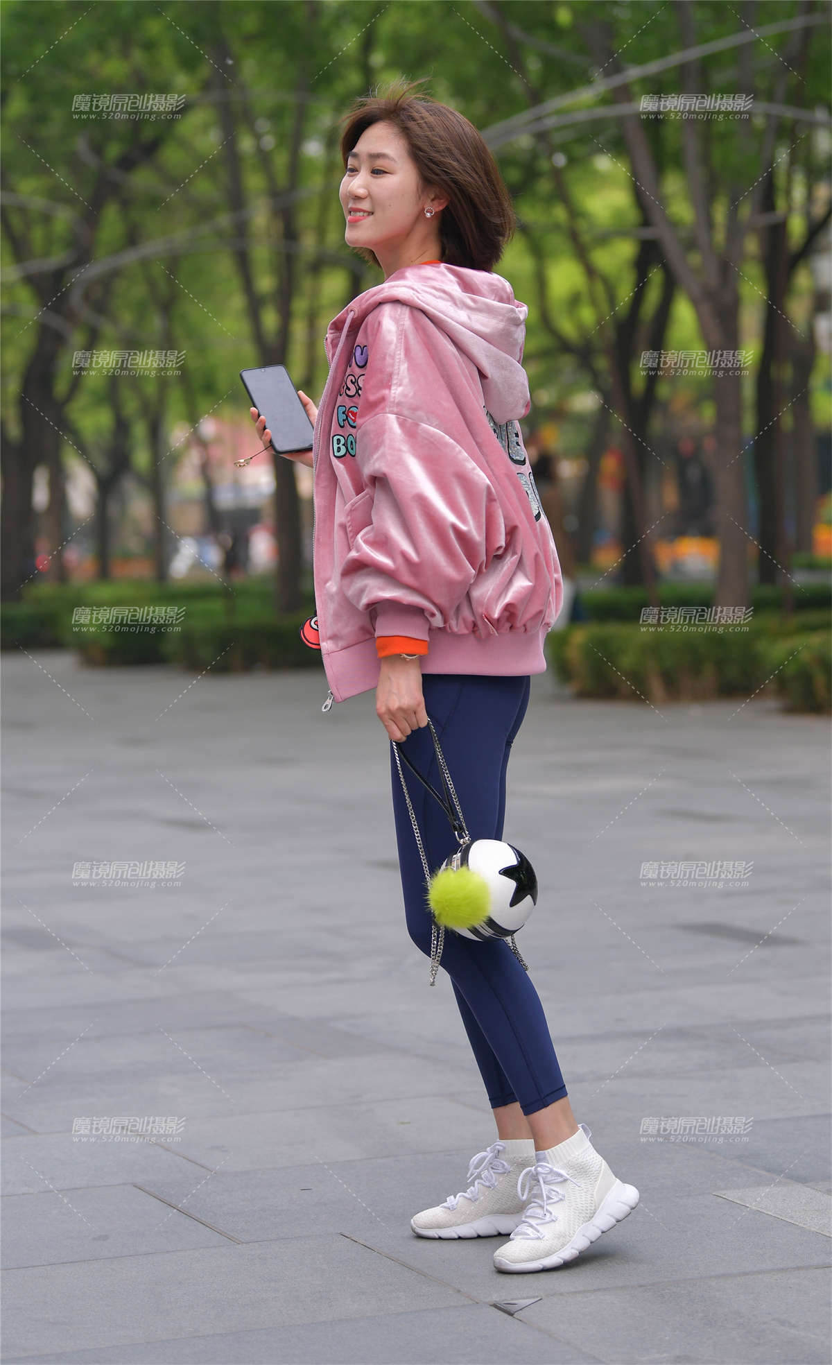 图片[2]-穿蓝色健美裤的姑娘身材性感迷人-日更街拍