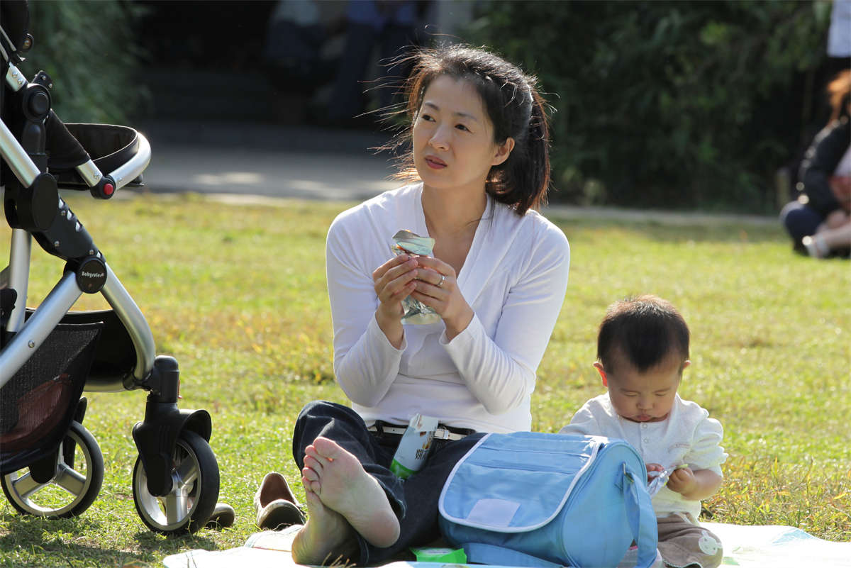 图片[2]-踏青公园街拍系列No.484 如何评判这双美脚，我顿时没了方向-日更街拍