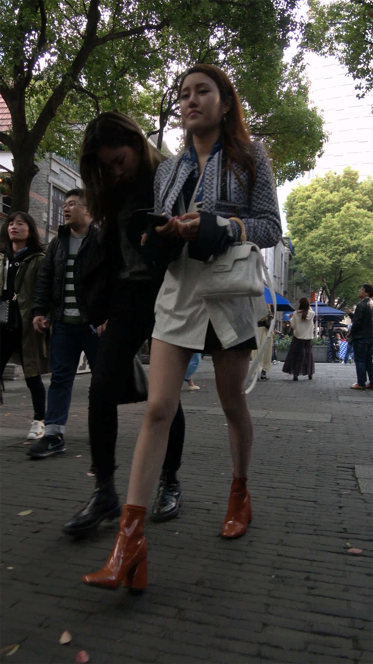 性感美腿热裤漂亮女神-日更街拍