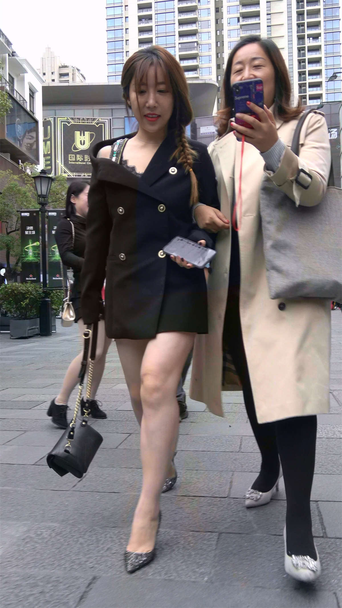 性感高跟长腿黑外套美女-日更街拍