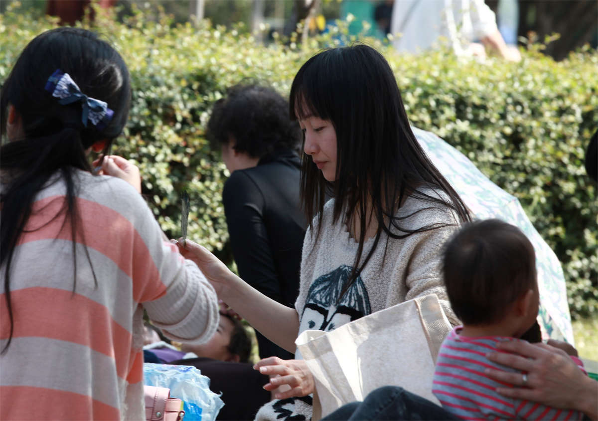 图片[2]-踏青公园街拍系列No.485 散发青春诱惑的美少女美腿长丝-日更街拍