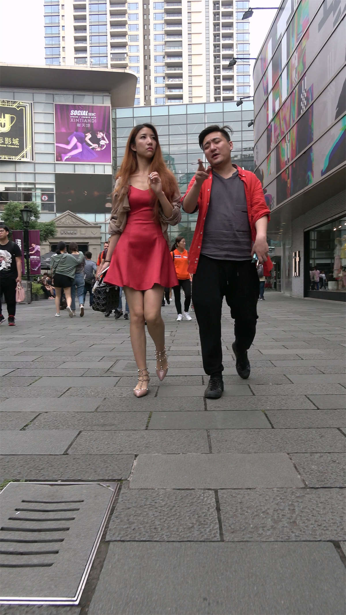 超气质红色连衣裙美腿美女姐姐-日更街拍