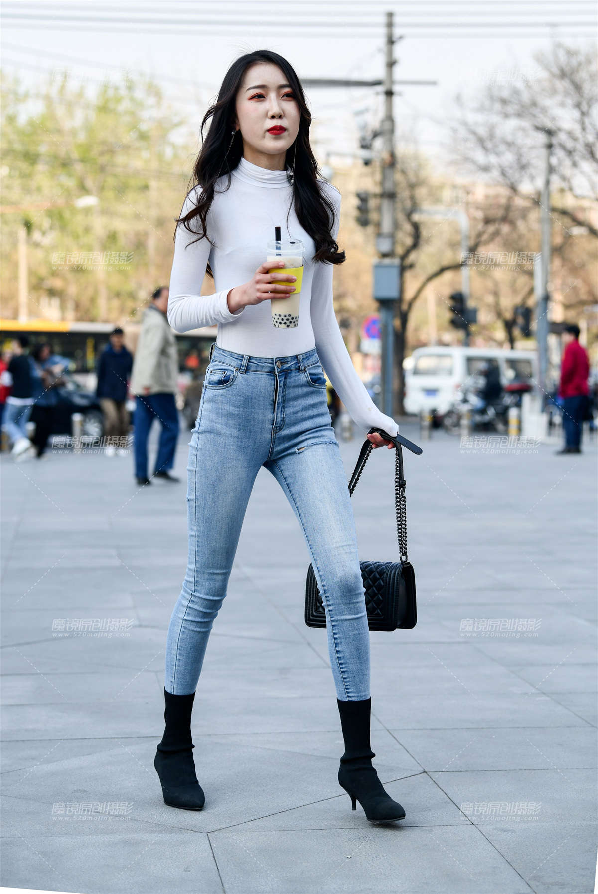 穿牛仔的美女颜值美，身材也超好-日更街拍