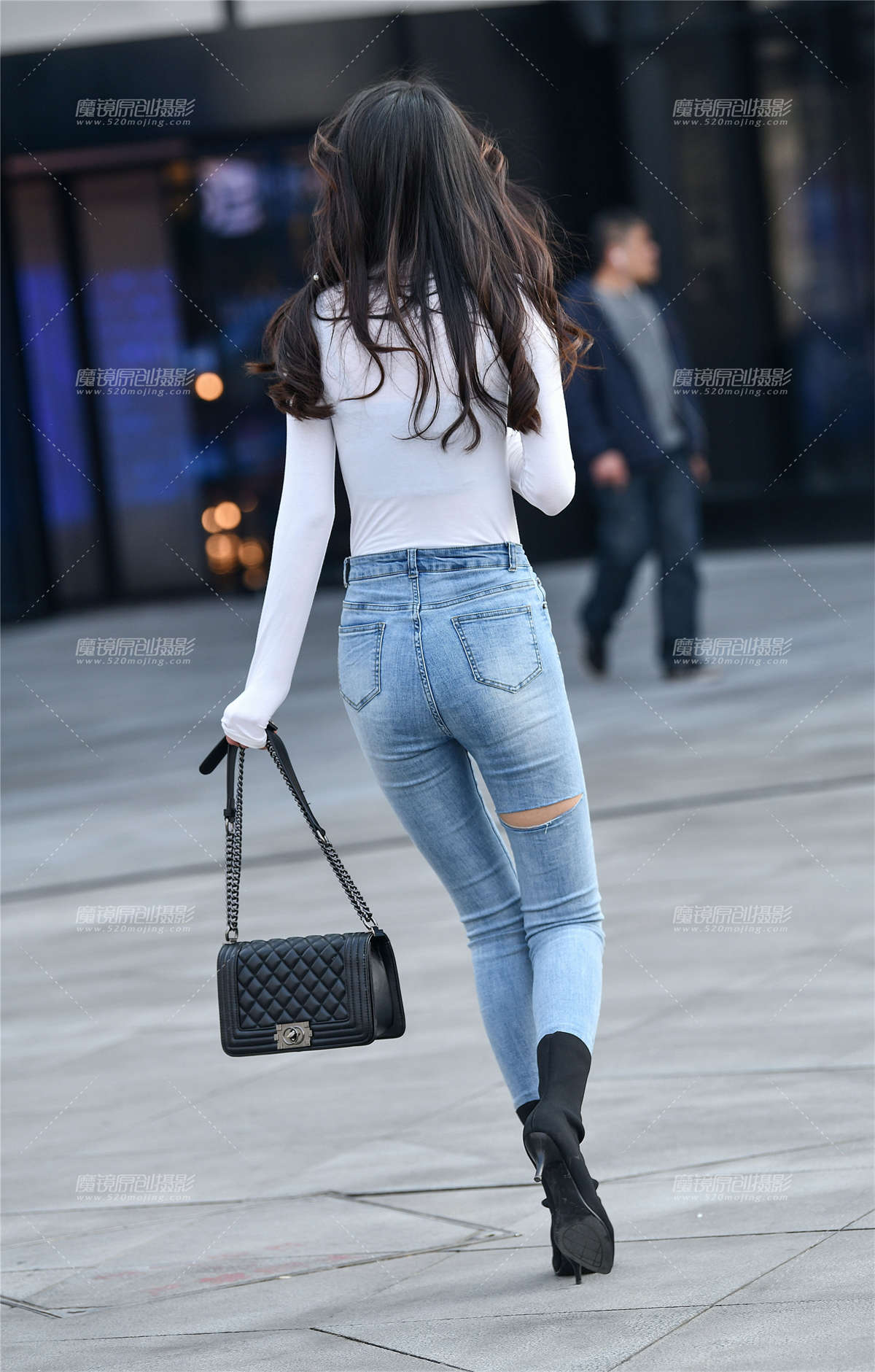 图片[2]-穿牛仔的美女颜值美，身材也超好-日更街拍