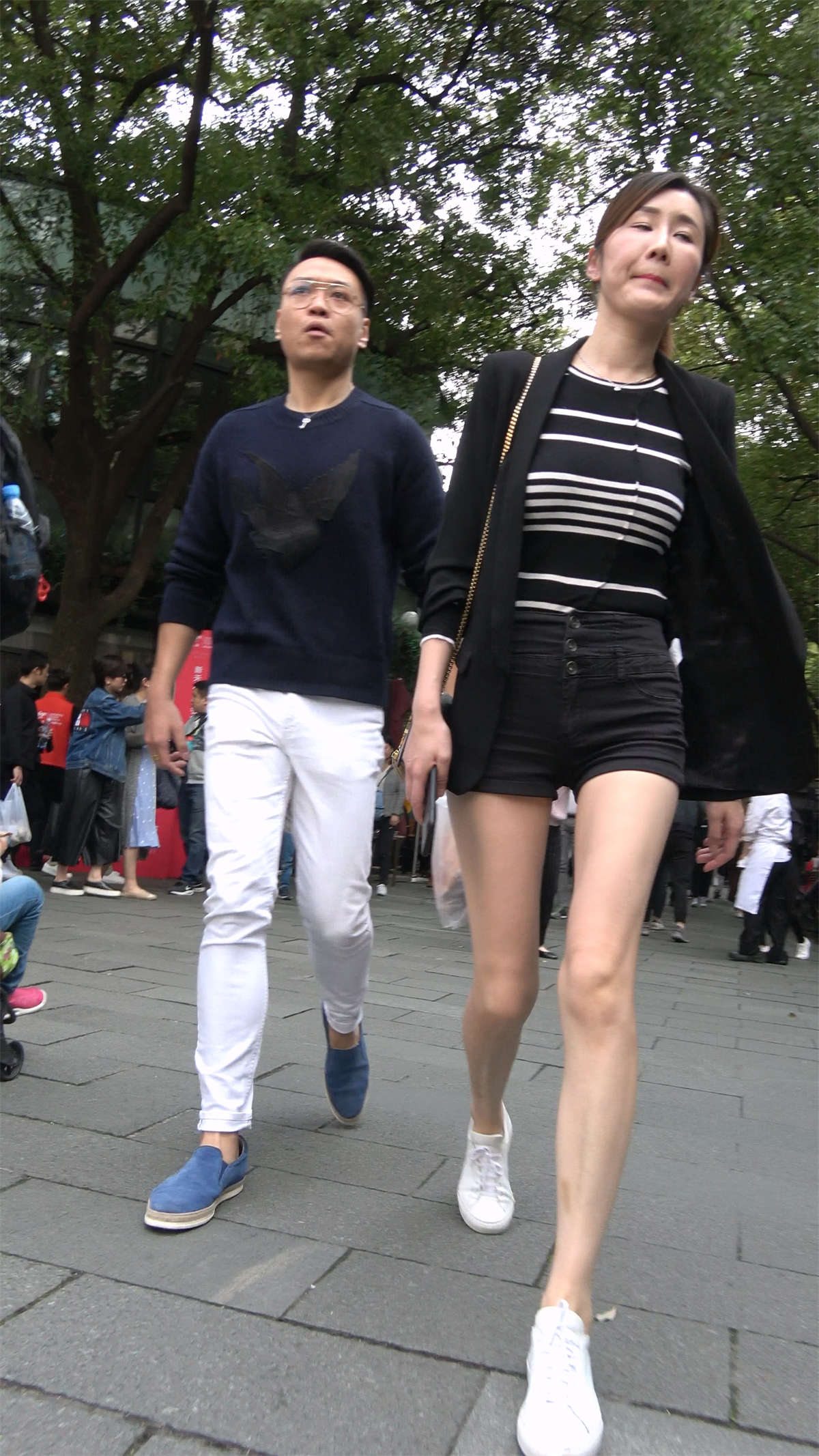 秀外慧中热裤美腿漂亮少妇美女-日更街拍