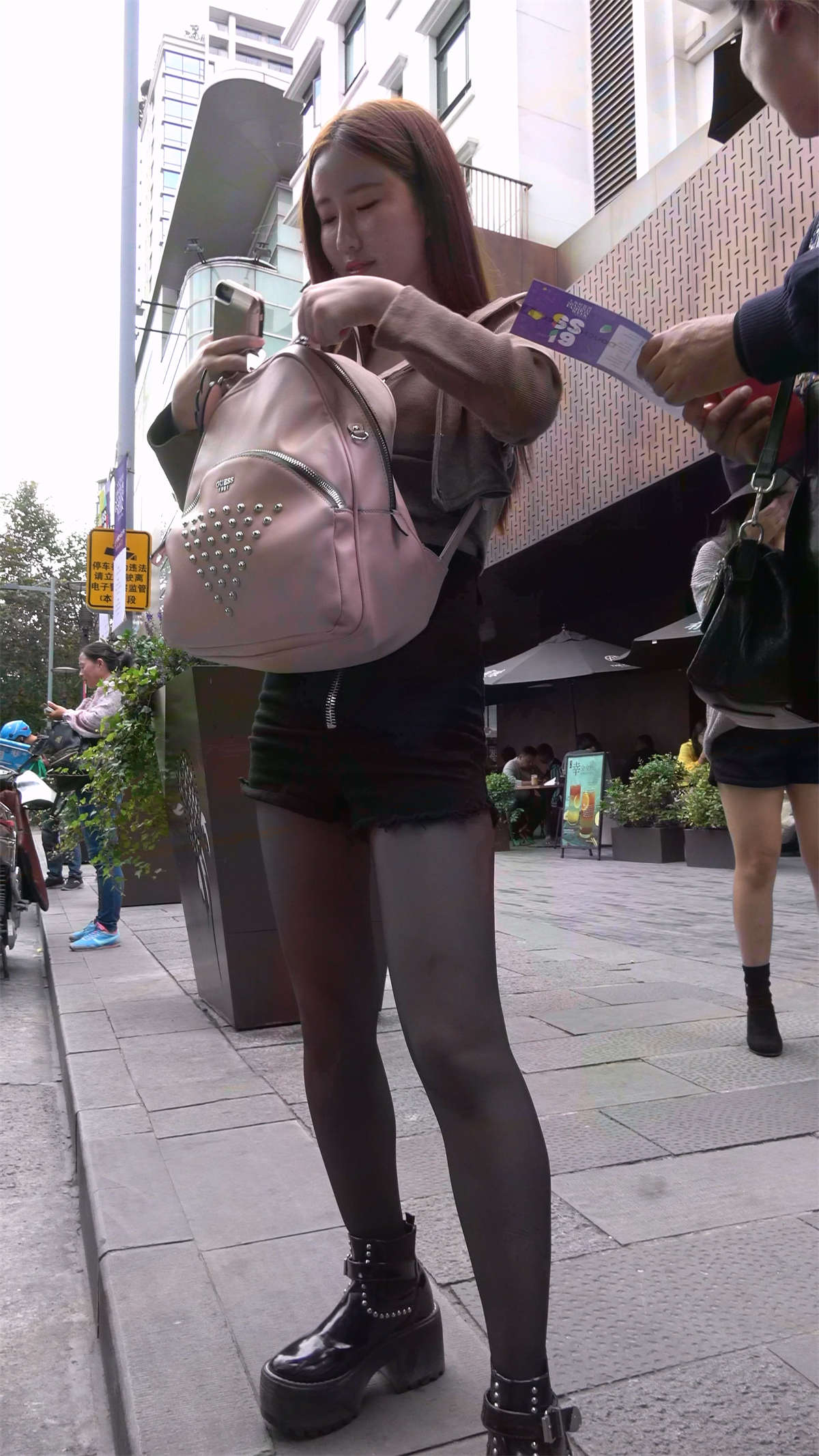 图片[2]-高腰热裤黑丝美腿美妇-日更街拍