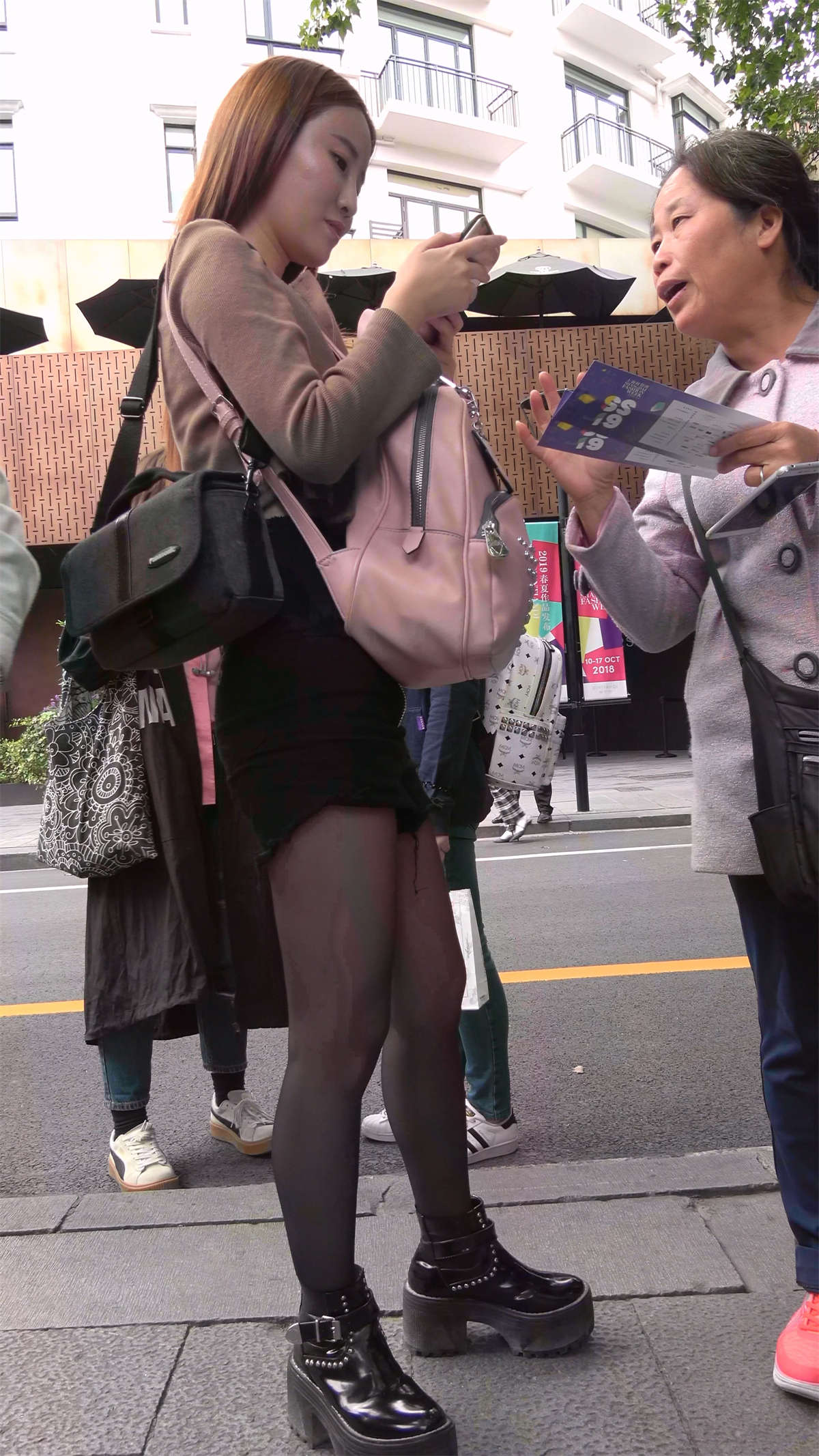高腰热裤黑丝美腿美妇-日更街拍