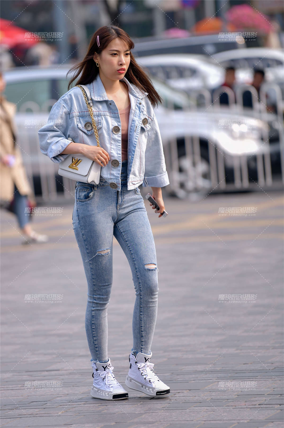 穿牛仔裤的姑娘时尚又性感-日更街拍