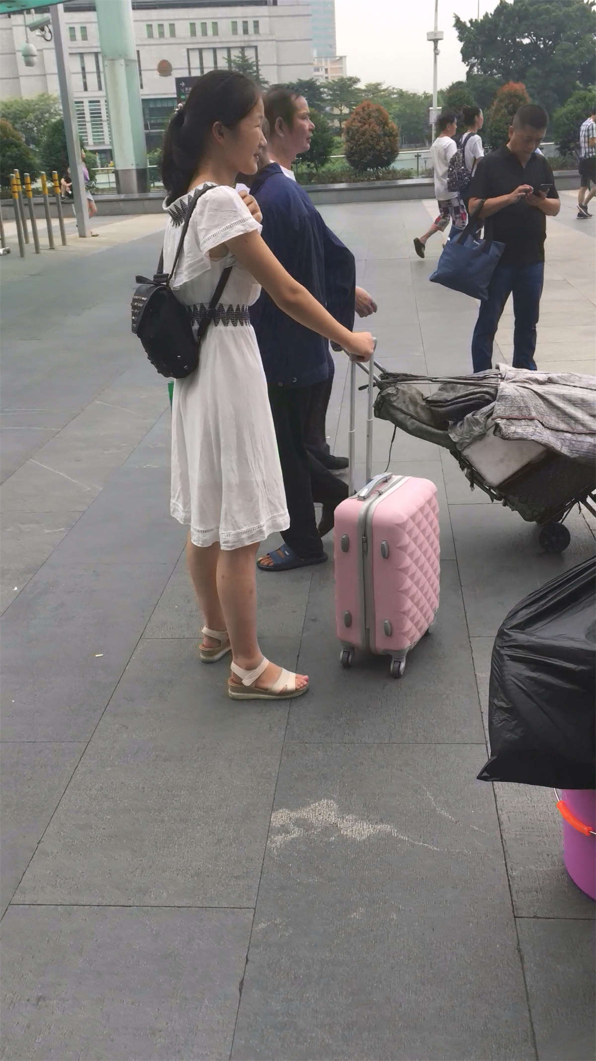 白色连衣裙妹子-日更街拍