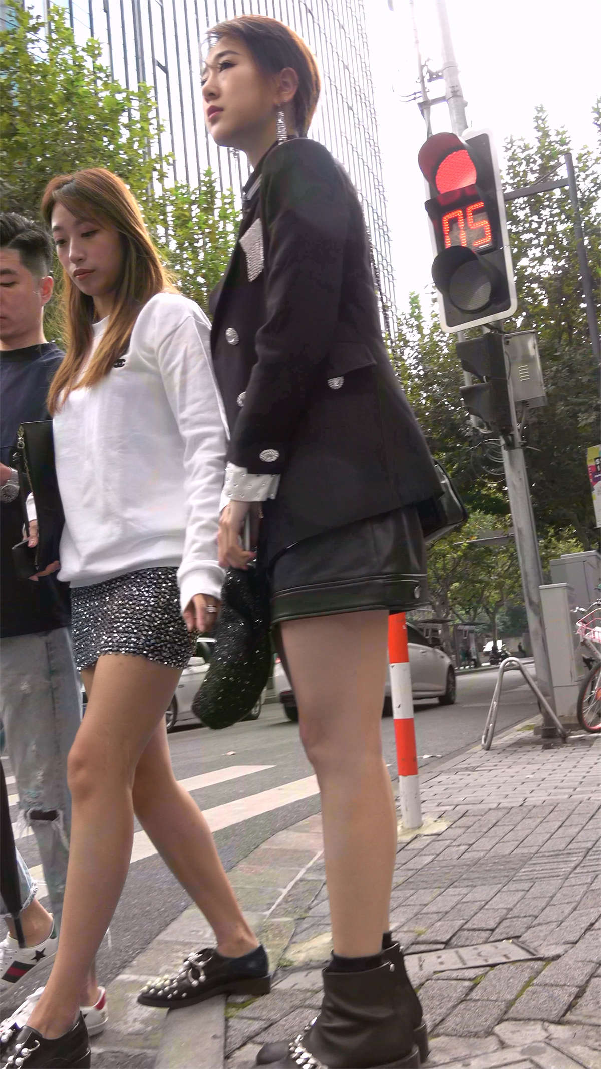 短裙美腿美女-日更街拍