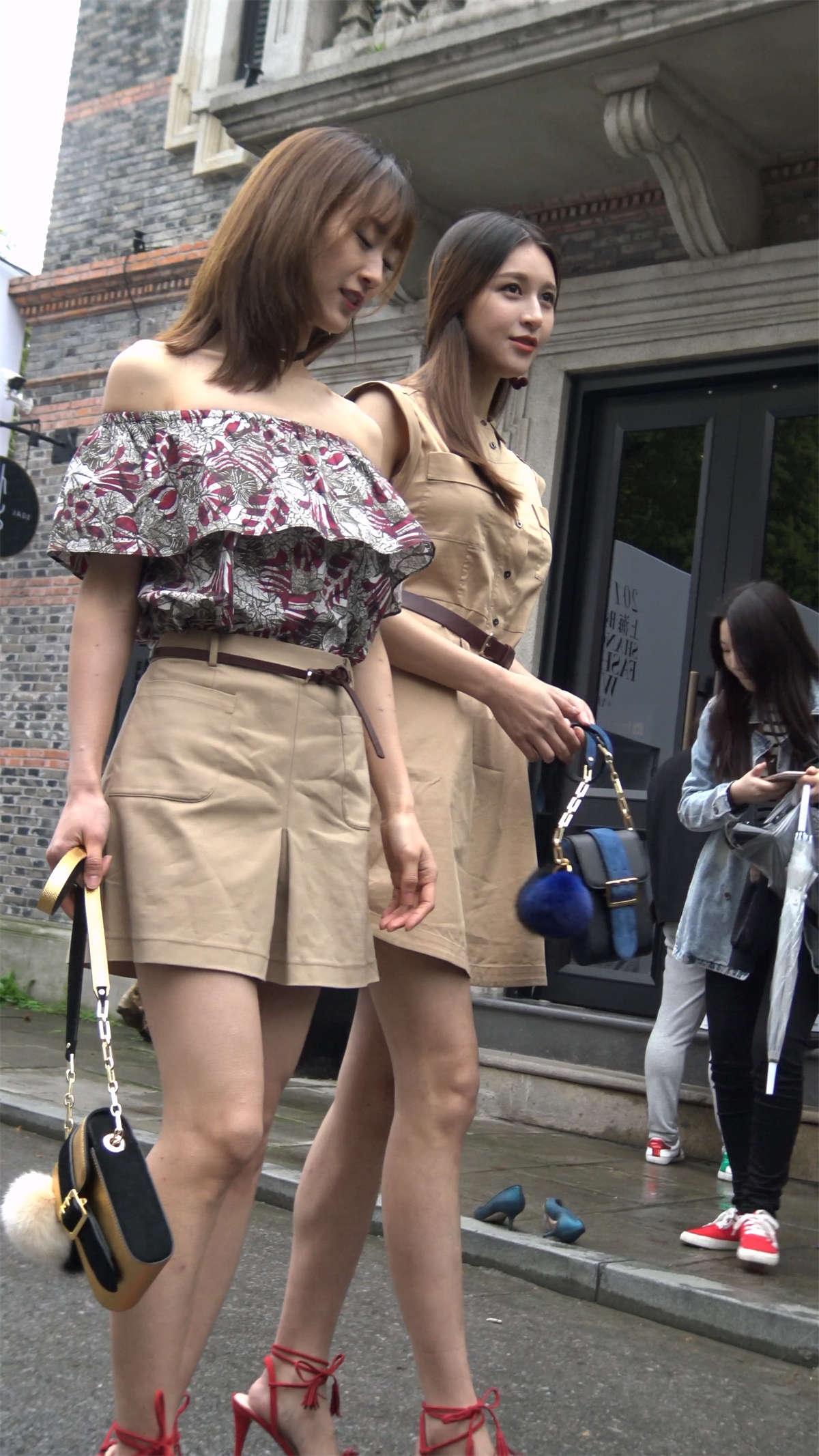 短裙凉高跟性感美女美女姐妹-日更街拍