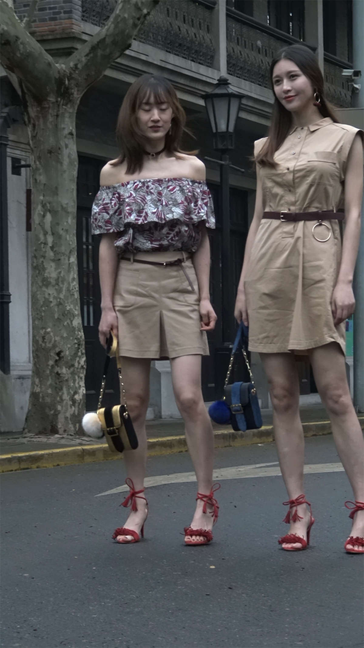 图片[2]-短裙凉高跟性感美女美女姐妹-日更街拍