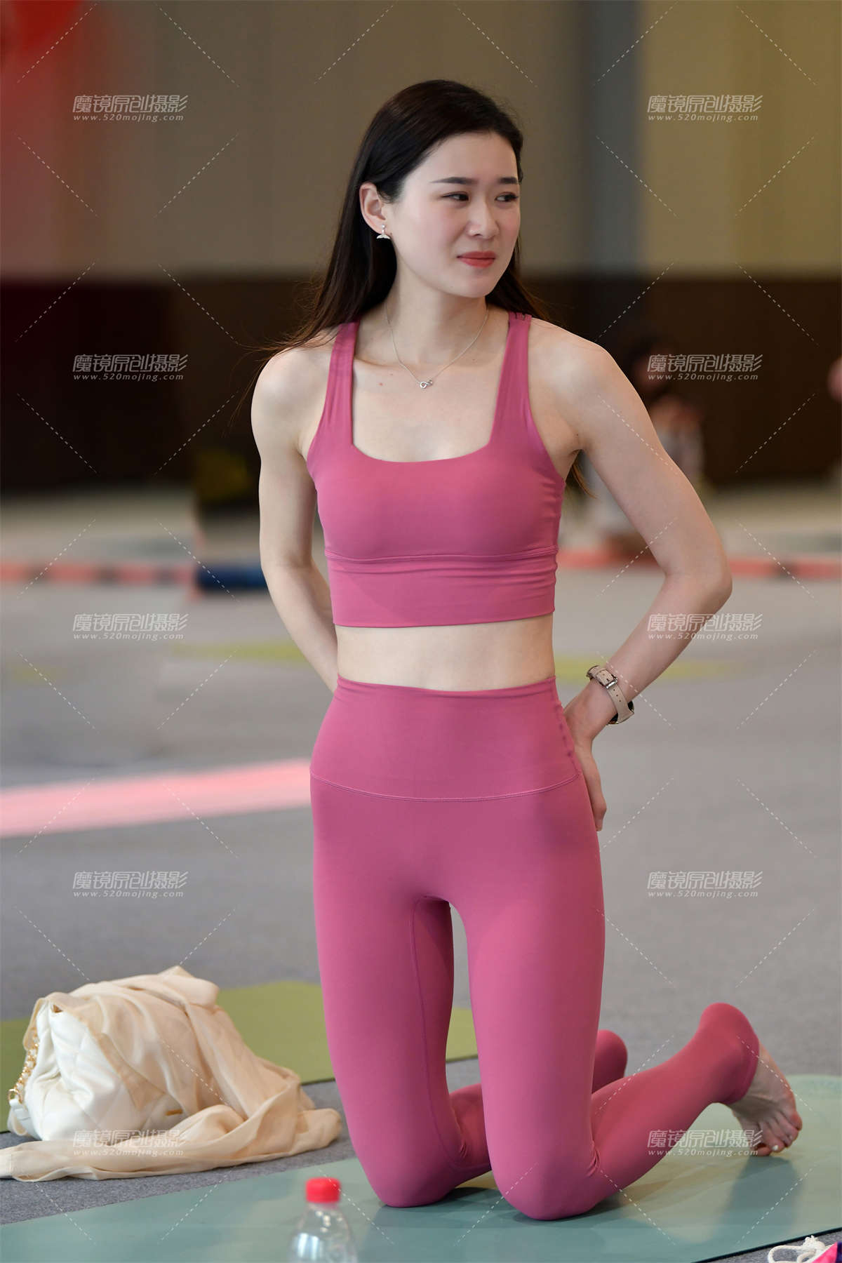 ★苗条瑜伽紧身裤美女-日更街拍