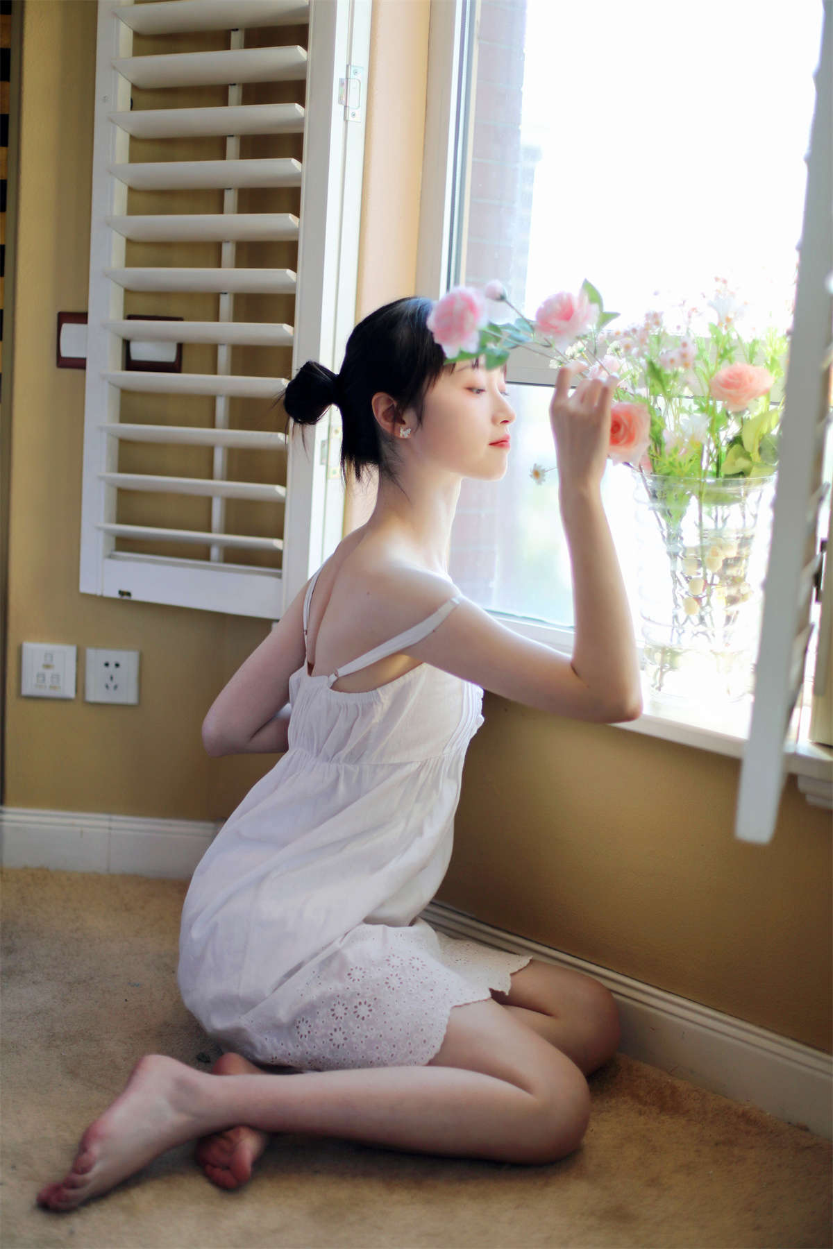 YALAYI雅拉伊2022.05.11 NO.931 光影零乱 京京-日更街拍