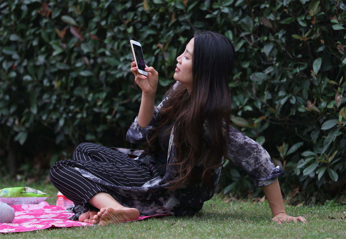 图片[2]-踏青公园街拍系列No.623 诱惑的少妇长着一双瘦长美足，最后还拉来闺蜜助阵 第1套-日更街拍