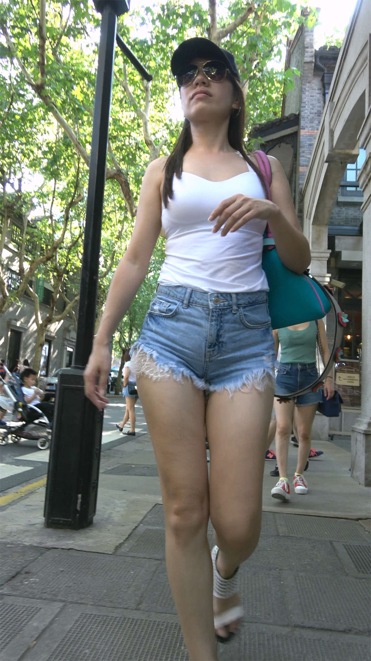 性感身材热裤饱满三角区美女-日更街拍