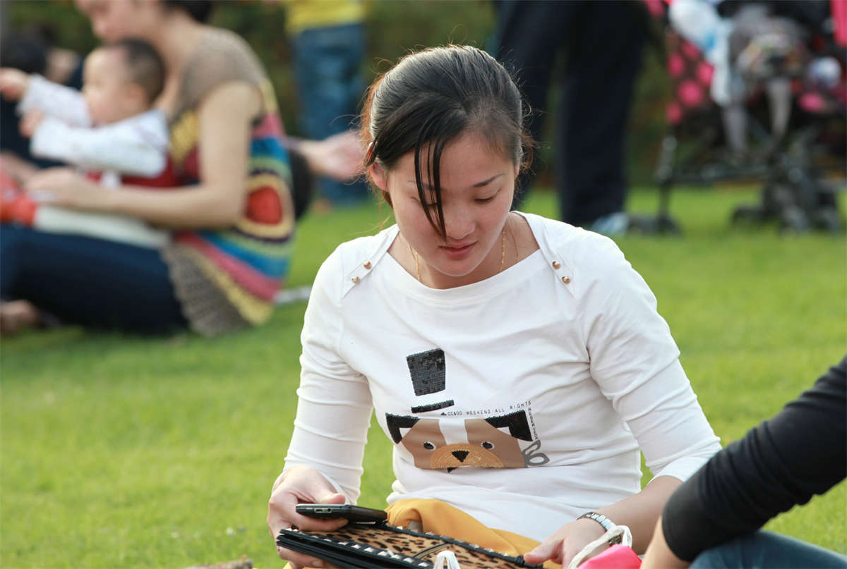 图片[2]-踏青公园街拍系列No.488 少妇薄丝反穿，总觉得此足口味偏重-日更街拍