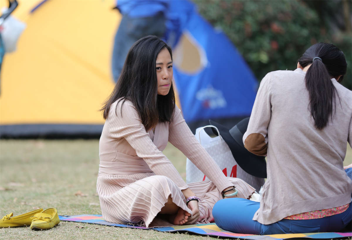 图片[2]-踏青公园街拍系列No.624 遇到高冷型女子，看看她脚长啥样的念头就尤为强烈-日更街拍