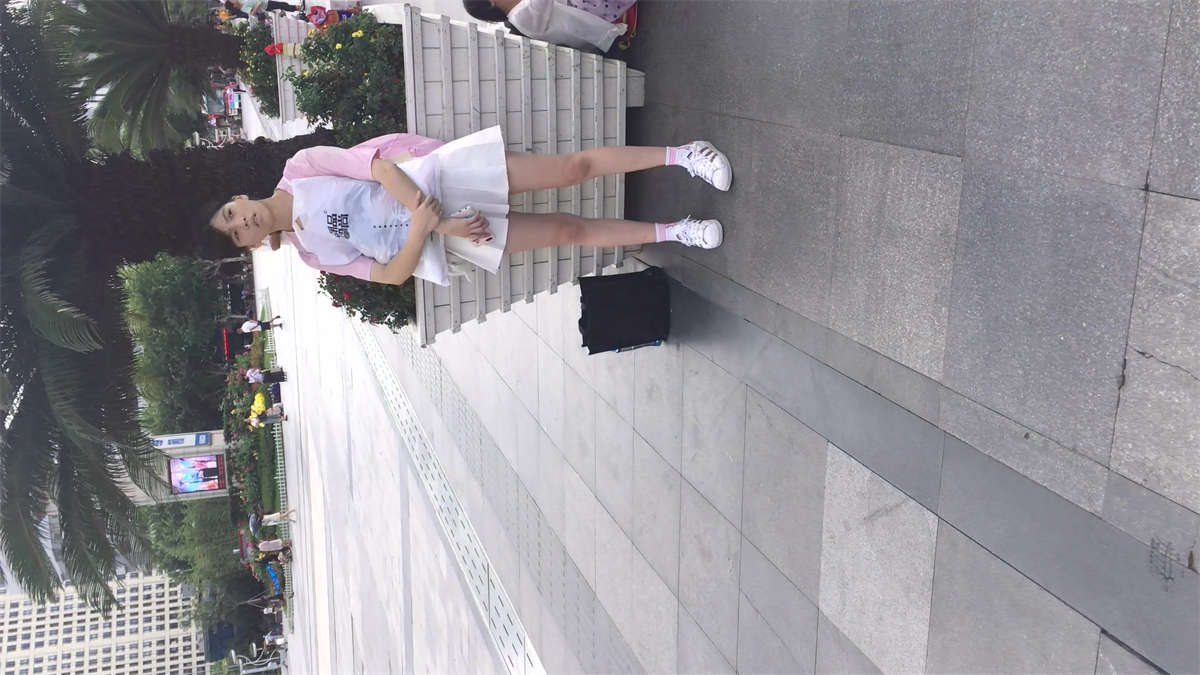 白色小短裙小清新妹子-日更街拍