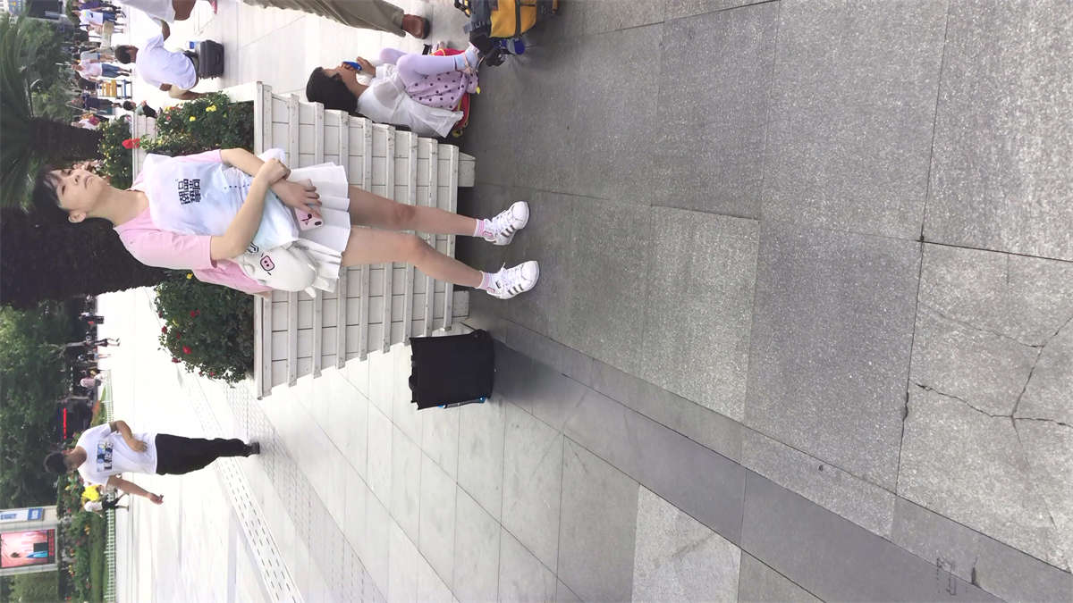 图片[2]-白色小短裙小清新妹子-日更街拍