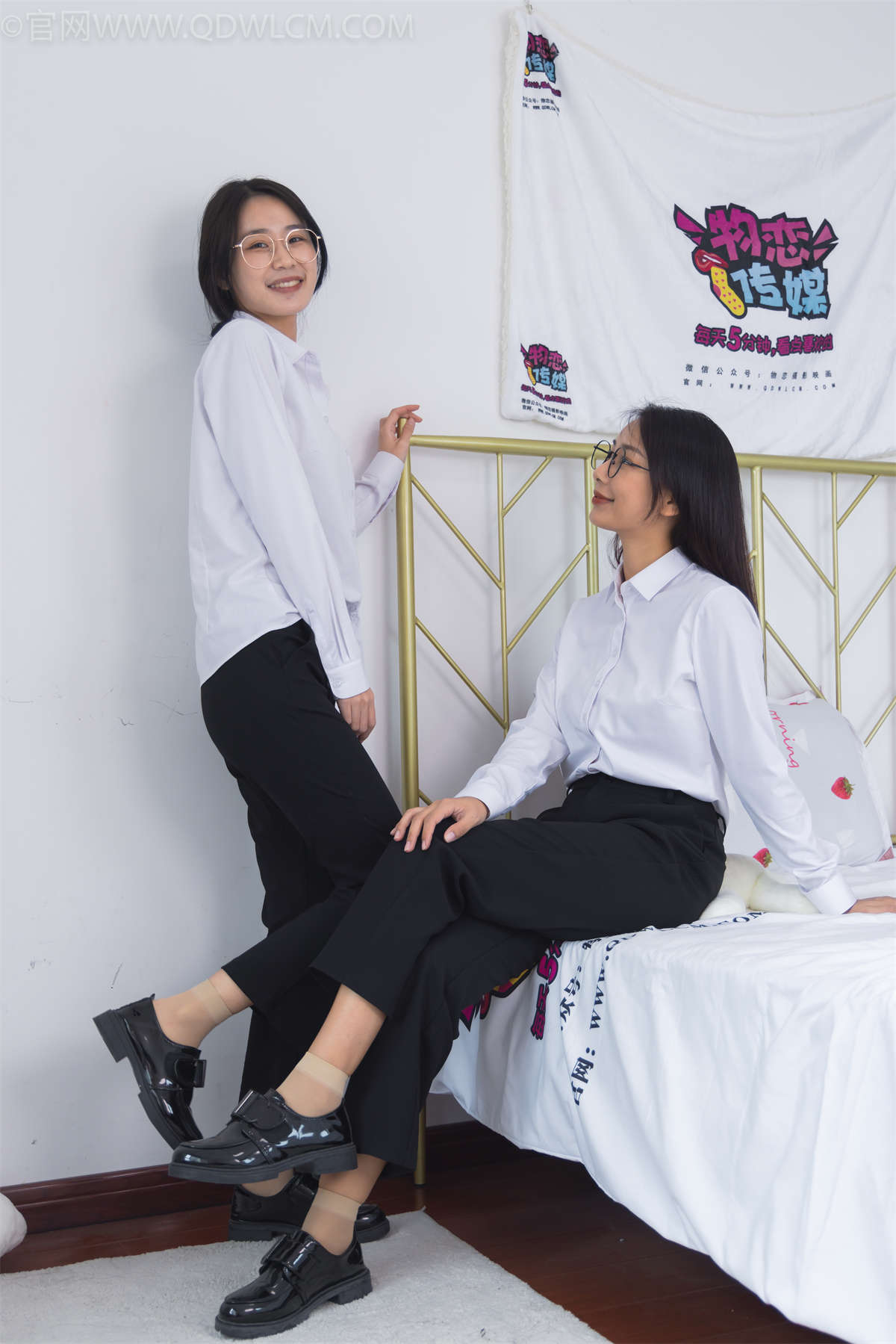 物恋传媒 NO.1397 菜菜&岚岚-办公室闺蜜-日更街拍