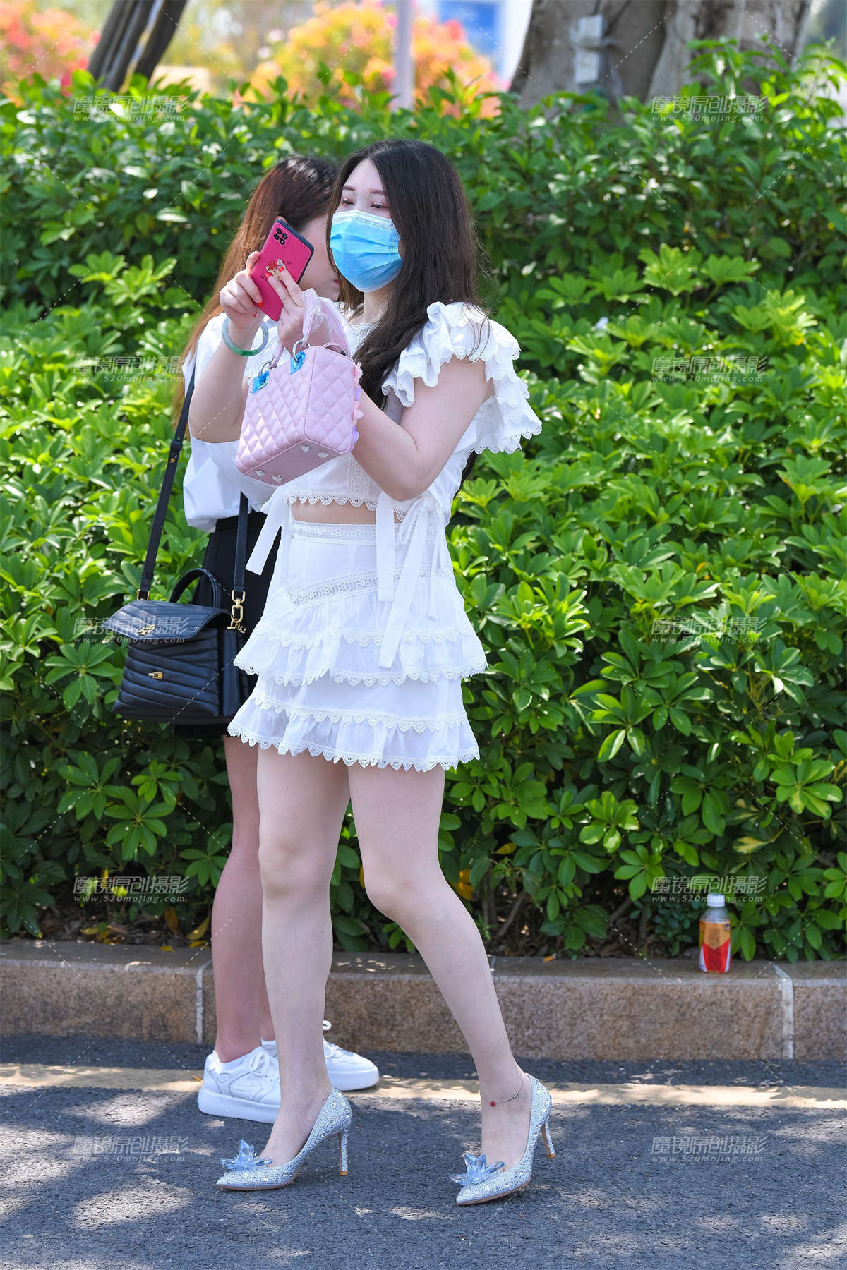 白短裙高跟鞋美女-日更街拍