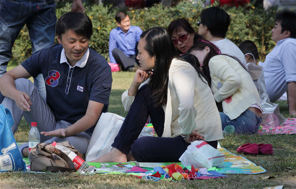 踏青公园街拍系列No.489 少妇动作不多，但足底露出不错-日更街拍