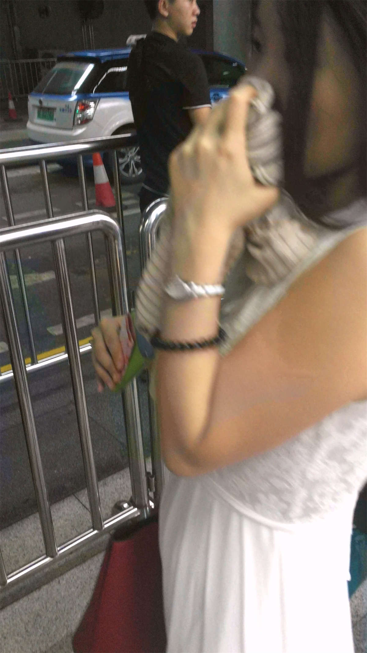 图片[2]-白色长连衣裙妹子-日更街拍