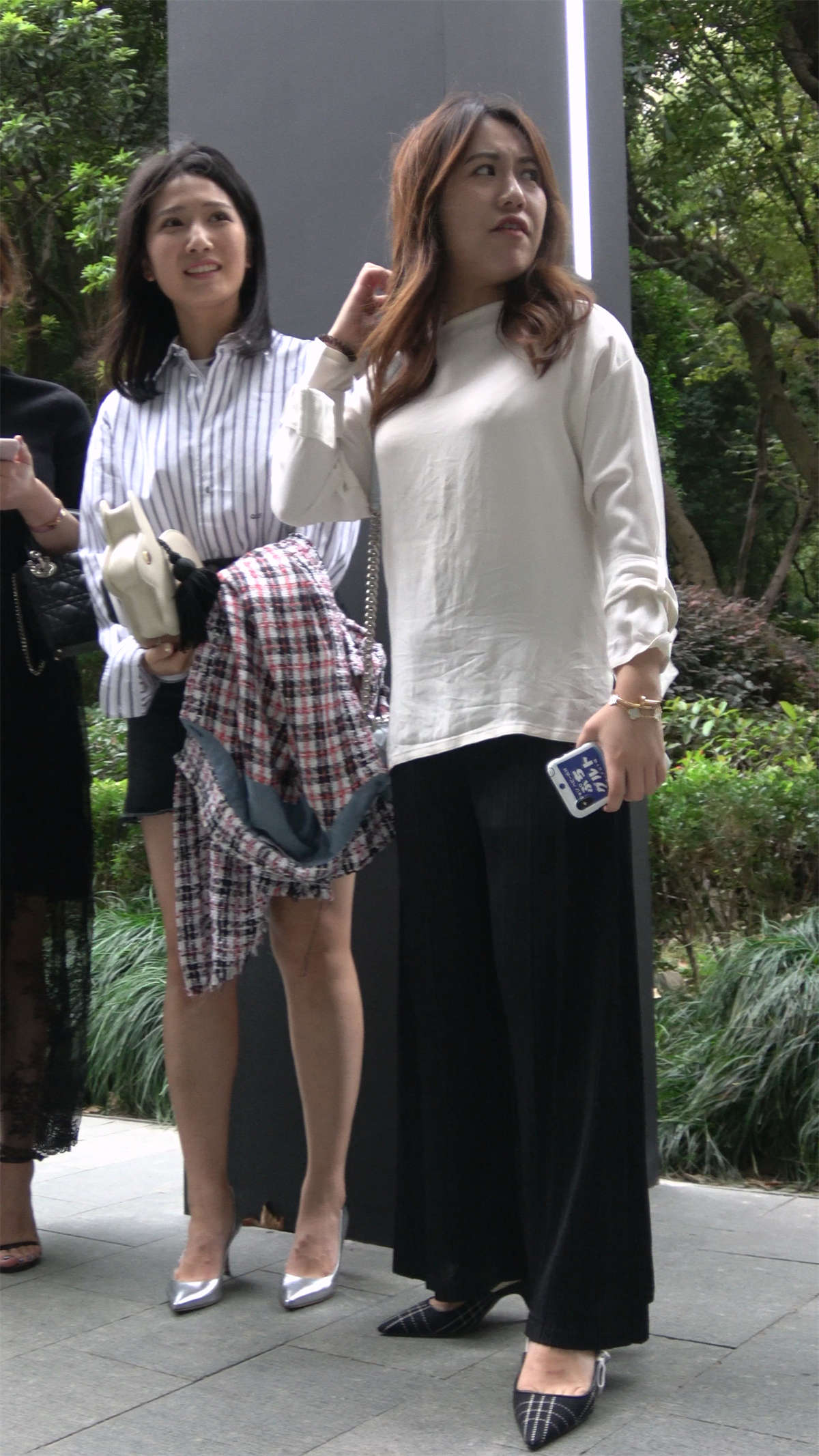 条纹衬衫短裙气质高跟美女-日更街拍
