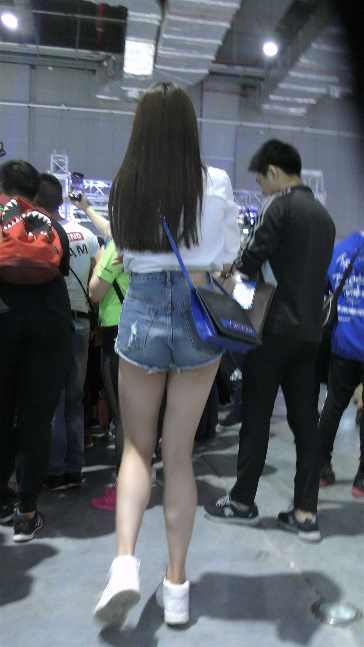 图片[2]-白衬衫高腰热裤美腿-日更街拍