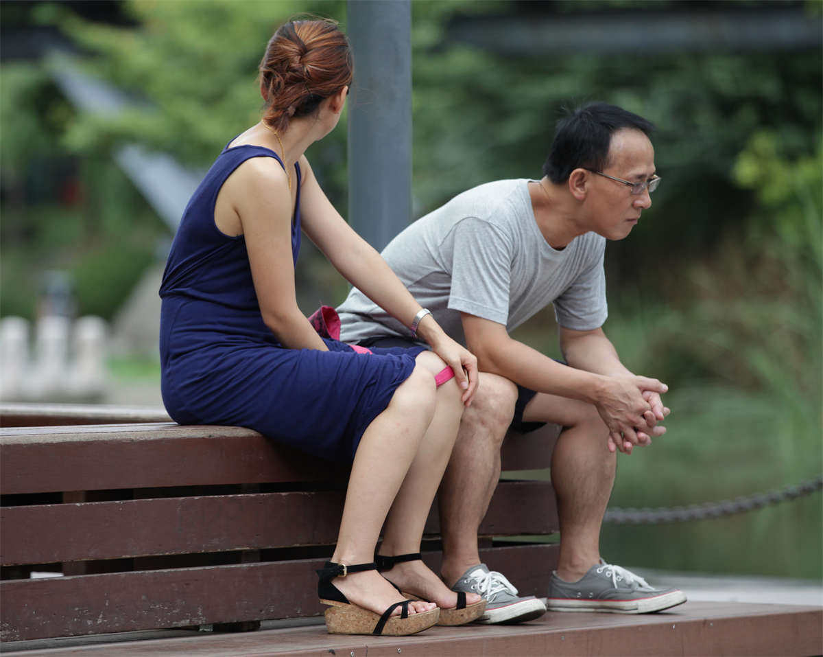 图片[2]-踏青公园街拍系列No.490 少妇骨感美足+同款鞋少女足-日更街拍