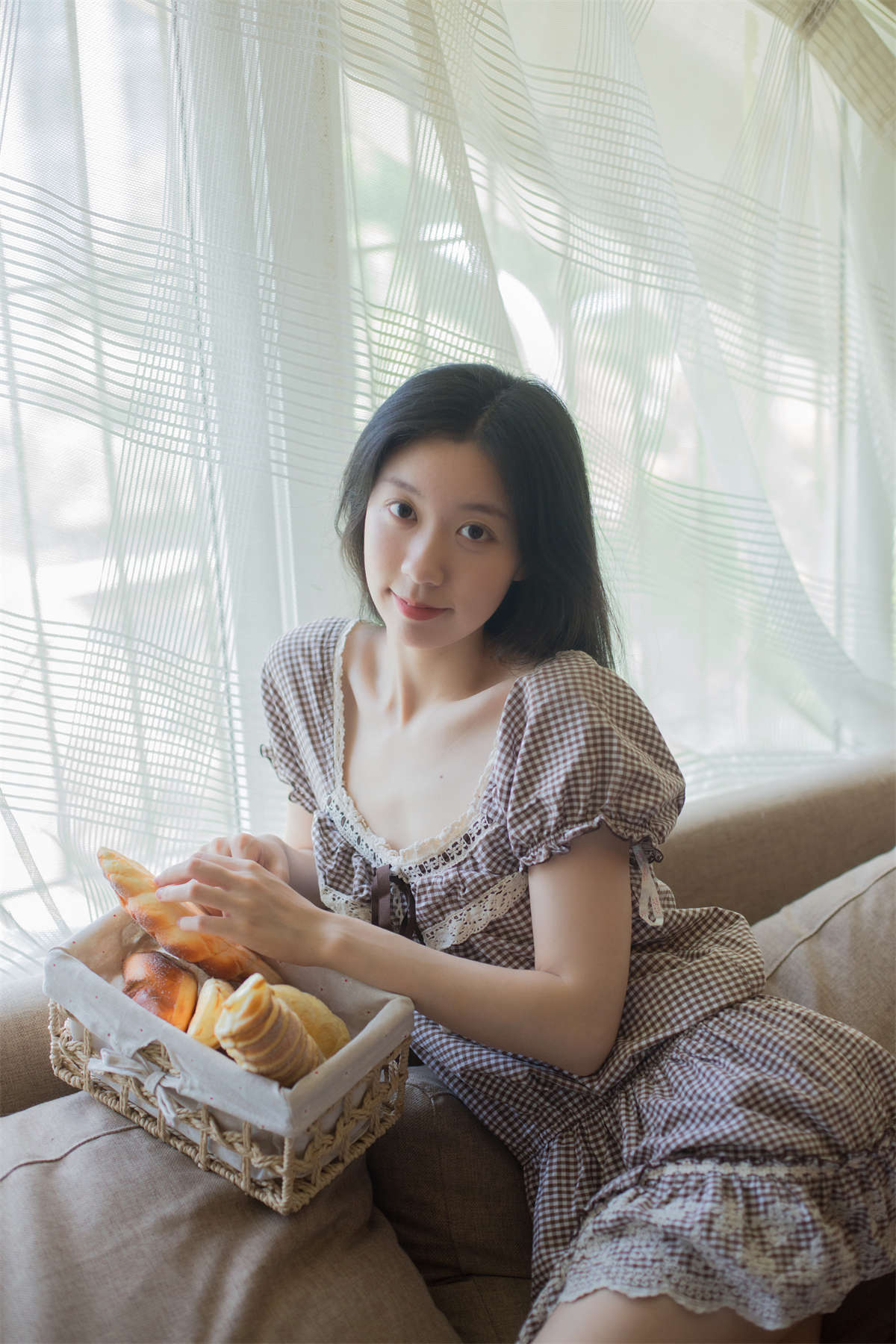 YITUYU艺图语 2023.08.31 要吃布丁吗 饲猫少女-插图1