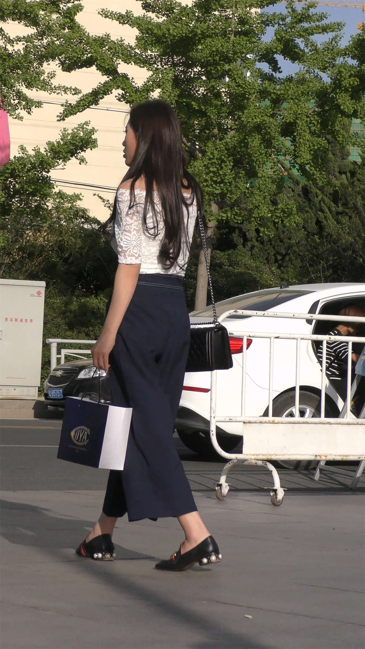 白色蕾丝露肩衣宽松喇叭裤美女-日更街拍