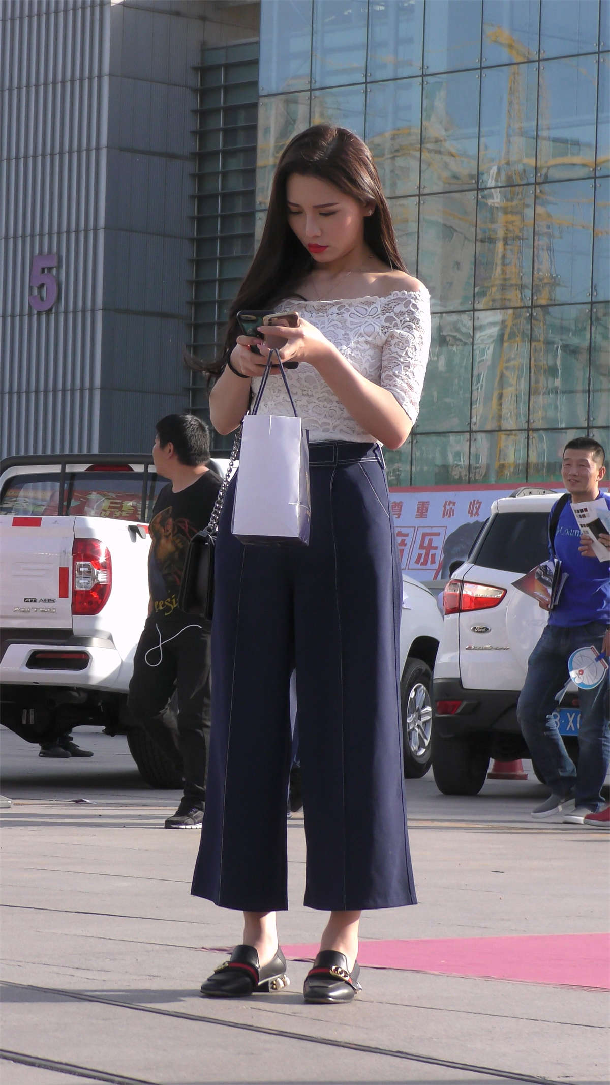 图片[2]-白色蕾丝露肩衣宽松喇叭裤美女-日更街拍