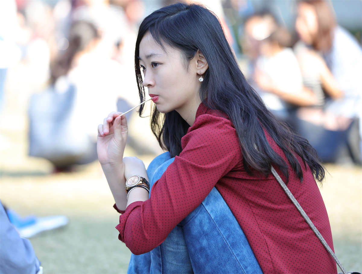 图片[2]-踏青公园街拍系列No.626 原以为靓丽女神不肯给人看脚，没想到这么舍得 第1套-日更街拍