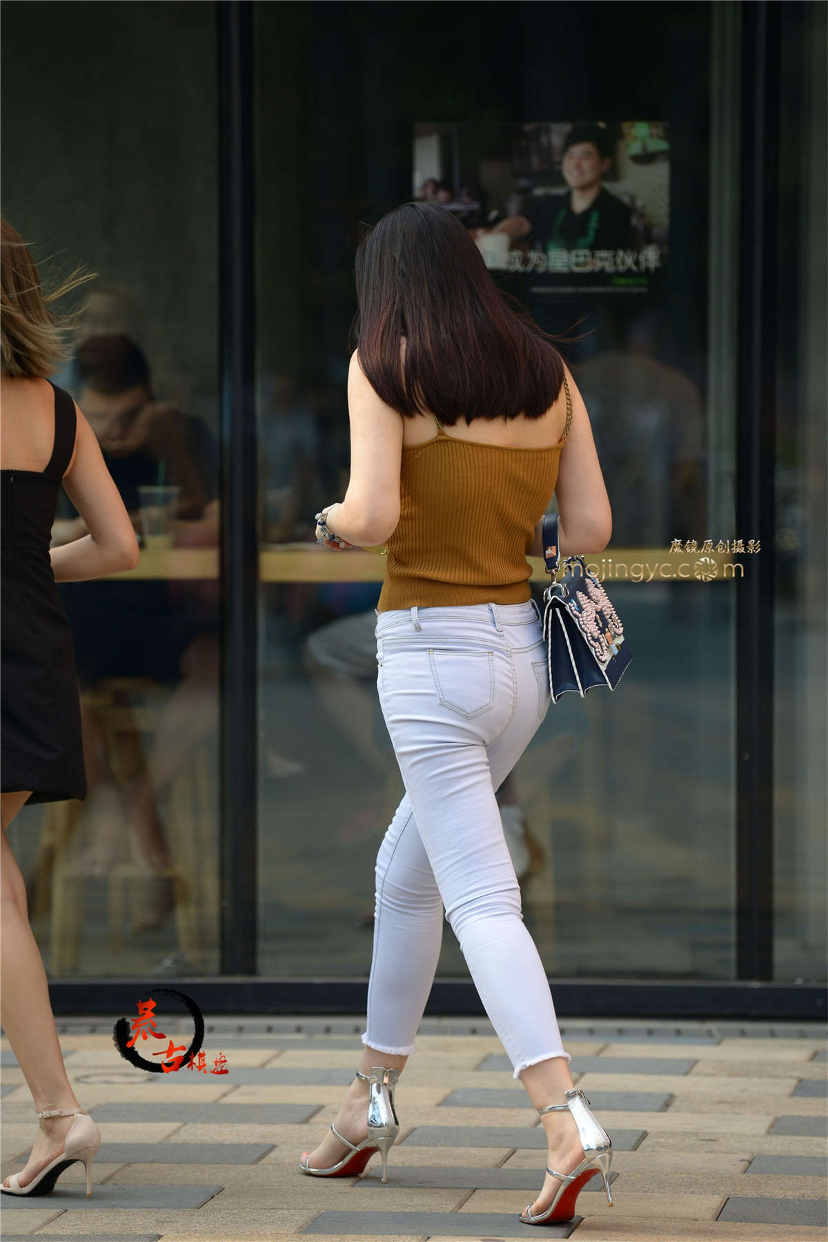 图片[2]-7-22白色牛仔裤，一字扣凉鞋-日更街拍