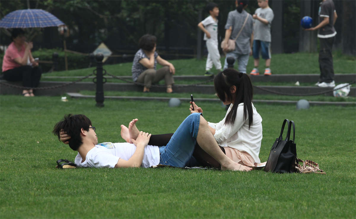 图片[2]-踏青公园街拍系列No.627 远看黑丝美腿，近看双足还是裸的-日更街拍