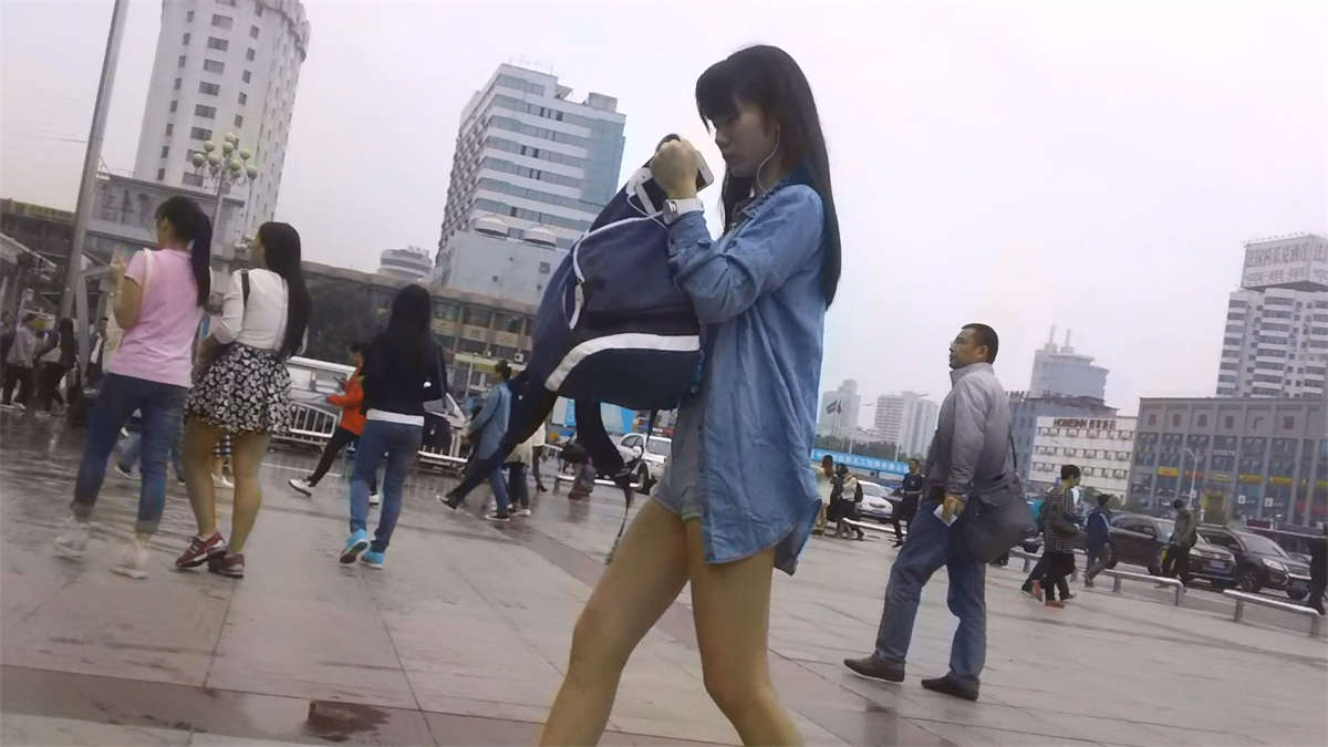 图片[2]-难得一见的超短牛仔热裤饱满三角区-日更街拍