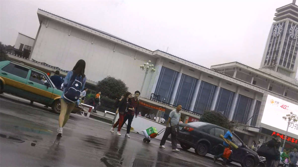 难得一见的超短牛仔热裤饱满三角区-日更街拍