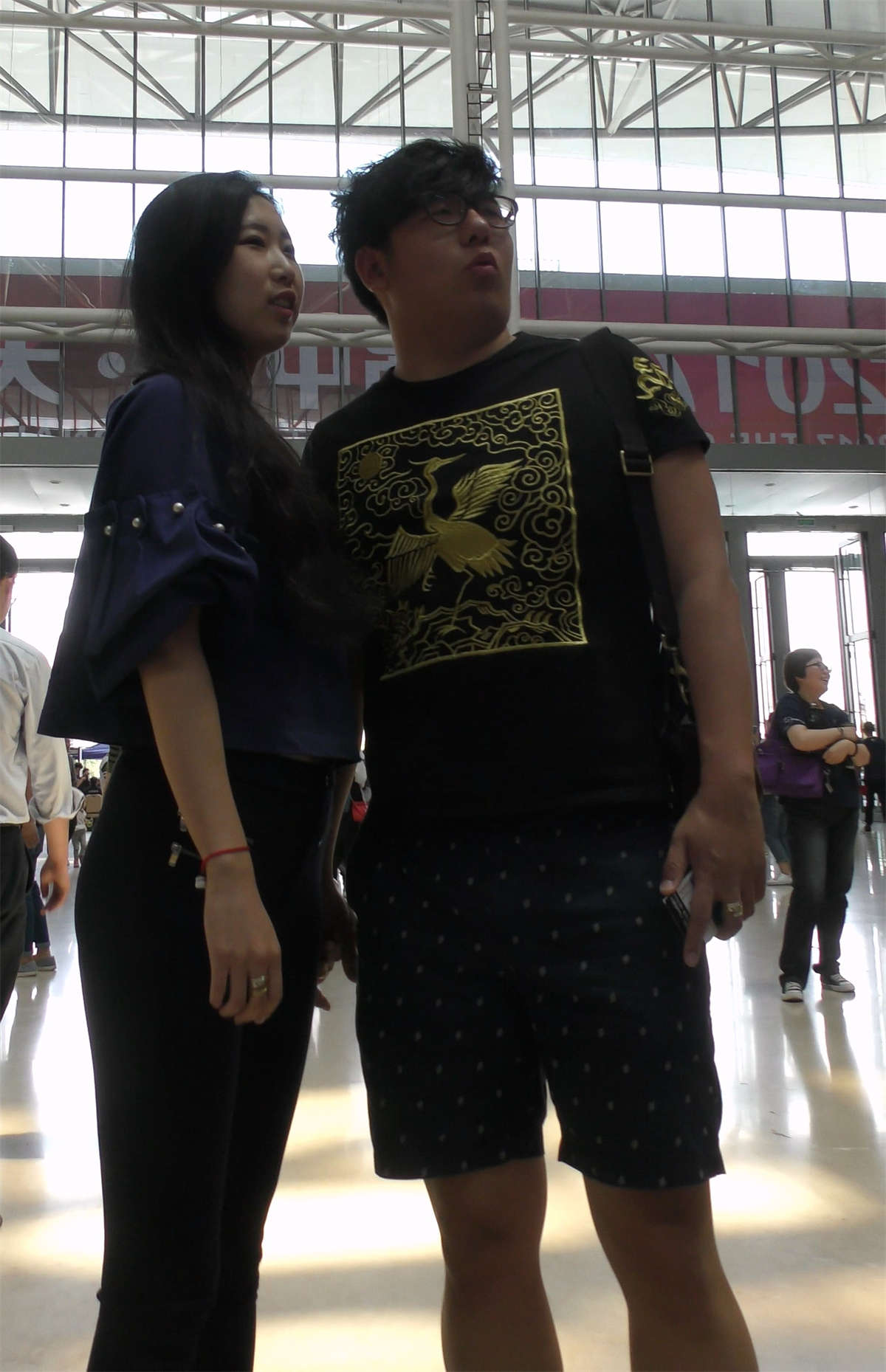 图片[2]-黑色紧身裤运动鞋美臀-日更街拍